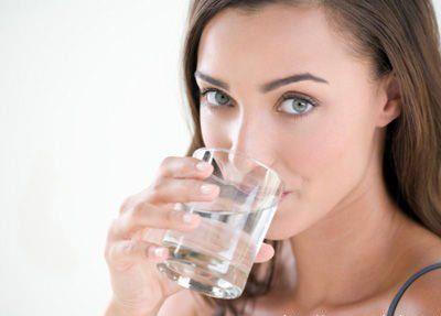 喝飲水機里的水干凈安全嗎?長期飲用飲水機桶裝水的健康隱患