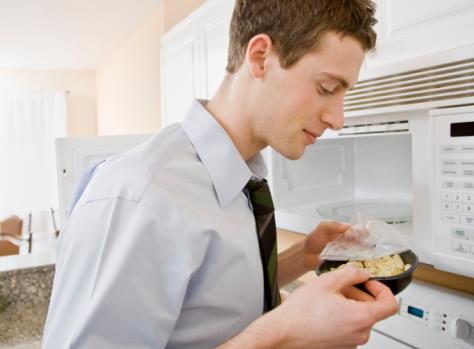 上班族帶飯族怎么熱飯?微波爐加熱飯如何保持水分