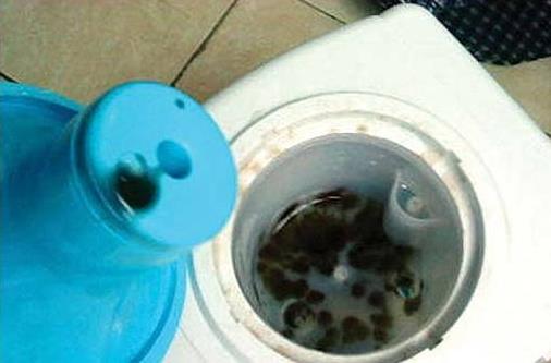 喝飲水機里的水干凈安全嗎?長期飲用飲水機桶裝水的健康隱患