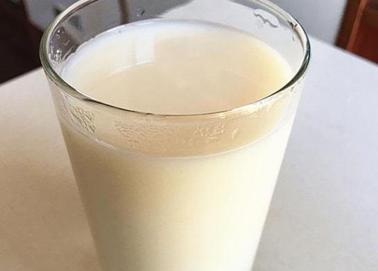 剛擠的鮮牛奶應該如何保存?喝了變質牛奶多久會有癥狀?