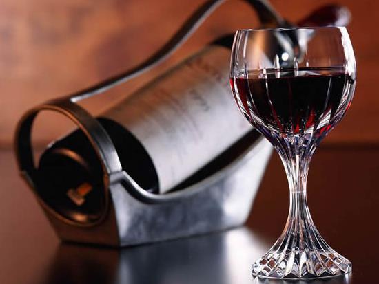 喝紅酒吐了之后多久可以醒酒?女生能喝1瓶紅酒算酒量好嗎?
