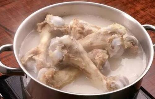 骨頭湯是清湯好還是白湯好 怎樣煮骨頭湯才會白