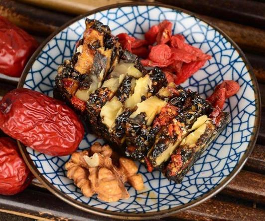 阿膠糕拉絲是膠原蛋白還是糖?阿膠糕沒(méi)拉絲是不是沒(méi)有熬到位