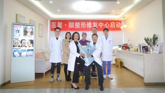 杭州醫巢割雙眼皮怎么樣 中國眼整形金刀獎 楊軍教授親臨見證