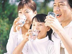 不喝過夜水，白開水要沸騰三分鐘，燒水杜絕重復(fù)煮沸