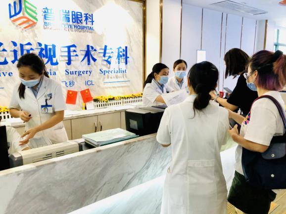 武漢普瑞眼科門診排長隊,暑期近視手術扎堆