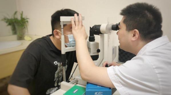 鄭州普瑞眼科醫院怎么樣?視力逆襲!小夫妻共同開啟清晰未來