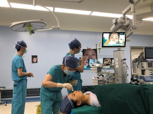 西京孫峰醫(yī)生在西安國(guó)際醫(yī)學(xué)中心坐診成功參加學(xué)術(shù)會(huì)手術(shù)演示