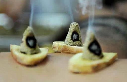 睡眠不好艾灸腳底哪個地方?艾灸后肚臍出水可以洗澡嗎?