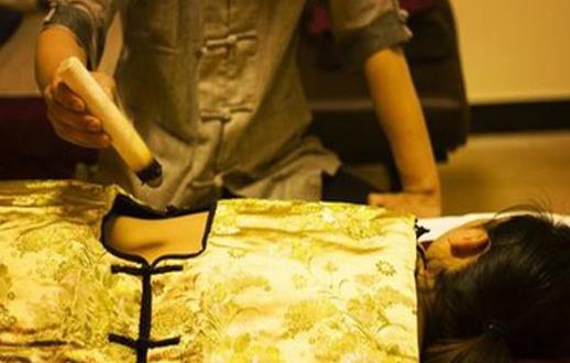 睡眠不好艾灸腳底哪個地方?艾灸后肚臍出水可以洗澡嗎?