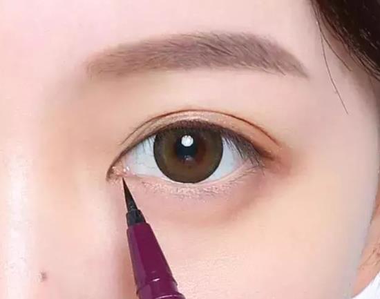 眼瞼上長小顆粒是為什么?為什么下眼瞼有一個小洞?