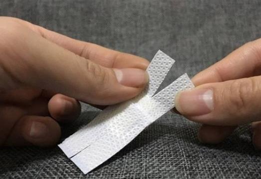 創可貼會和傷口處的血肉粘在一起嗎?創可貼貼傷口緊些還是松些?