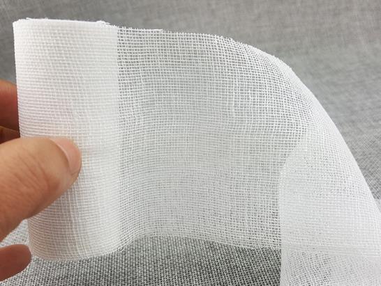 傷口是敞開還是貼紗布好?傷口被紗布粘住了可以不取嗎?