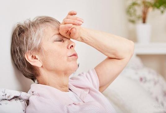 老人中暑嘔吐怎么辦?中暑喝熱水是正確的嗎?