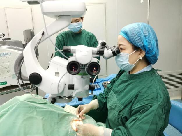 準大學(xué)生近視10年武漢普瑞眼科飛秒精準ICL晶體植入助其摘鏡