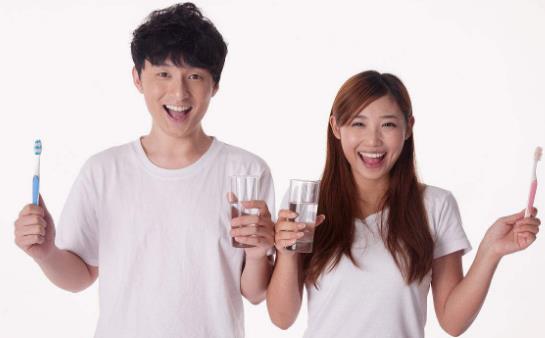 姑娘把22顆牙刷壞 全因牙齒護理不當所致