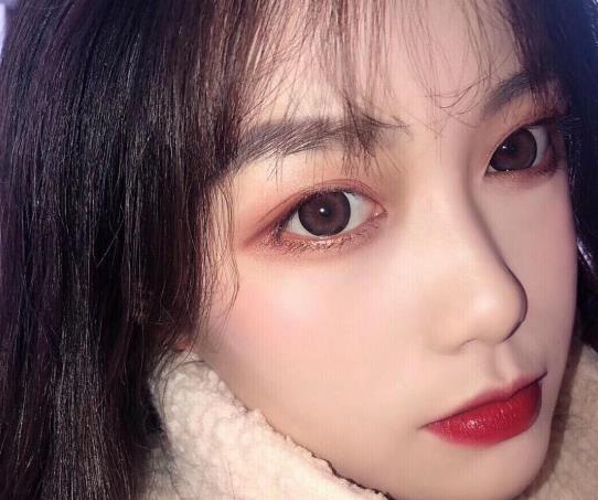 在外面美瞳掉出來(lái)了怎么辦?什么情況下美瞳會(huì)掉出來(lái)