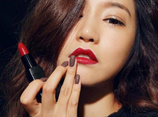 口紅把牙齒染紅了是不是口紅不好?口紅在太陽下暴曬后還能用嗎