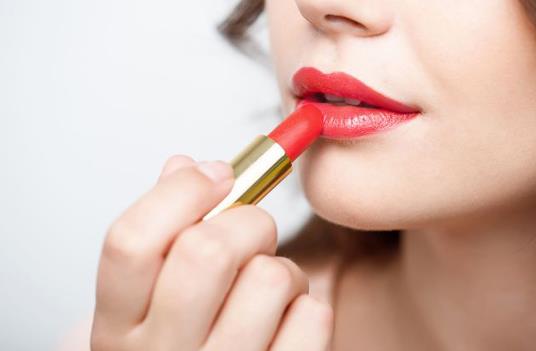 口紅把牙齒染紅了是不是口紅不好?口紅在太陽下暴曬后還能用嗎