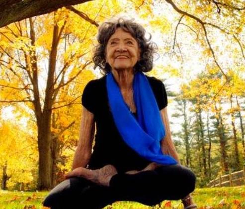 世界最老的瑜伽教練,99歲的她看起來特別美