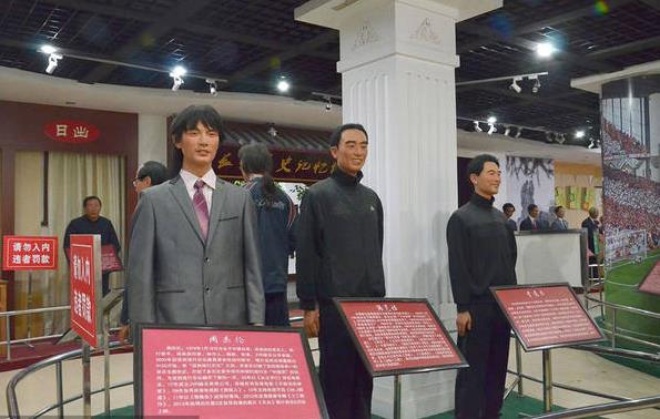 國內最丑蠟像館,不看展示牌都不知道他們是誰!