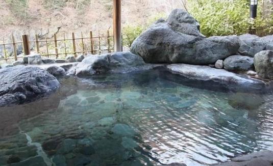 世界最古老旅館 慶云館藏身溪谷1311年