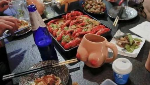 世界首家性主題餐廳 Funny Sex會(huì)提供充氣娃娃作陪