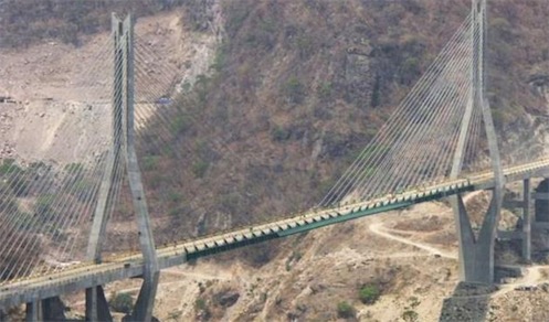 世界上最高的吊橋 墨西哥巴魯阿特大橋距谷底高度為403.4米