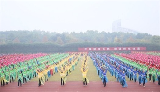 世界最大規(guī)模的排舞 共25703名排舞愛(ài)好者在雨中起舞