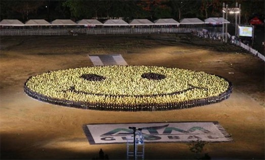 世界最大的由人體組成的笑臉 6,667人組成的笑臉人