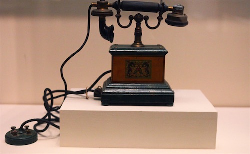 世界最早的電話機 1875年由貝爾發明