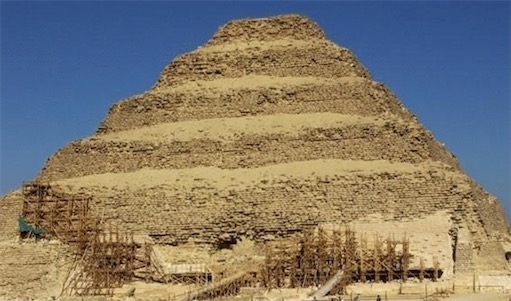 世界第一個金字塔 卓瑟王階梯式金字塔在公元前2680年左右建造