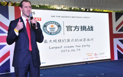 最大規模的英式奶油茶派對 英國駐上?傤I事館的派對共735人