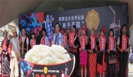 世界最長(zhǎng)的碗面行列 一面店排成長(zhǎng)達(dá)296.2米的米干長(zhǎng)龍