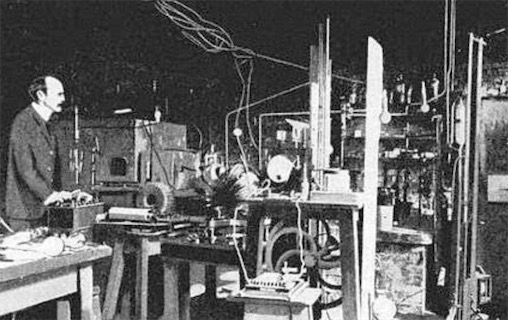 第一個現(xiàn)代物理實驗室 卡文迪許實驗室建于1874年