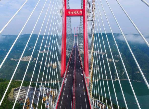 中國(guó)建造世界上最高“天空之橋” 都格北盤(pán)江大橋 高565米獲國(guó)際金獎(jiǎng)