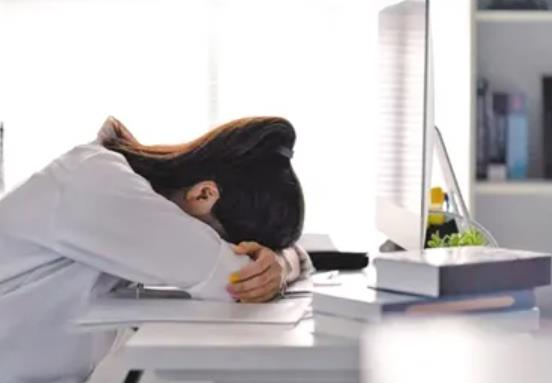 午睡睡三個(gè)小時(shí)正常嗎?年輕人正常的午睡時(shí)間一般是多久