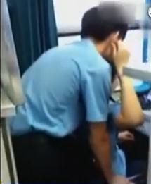 列車員激吻組圖:溫州開往沈陽的K347次列車列車員激吻遭偷拍