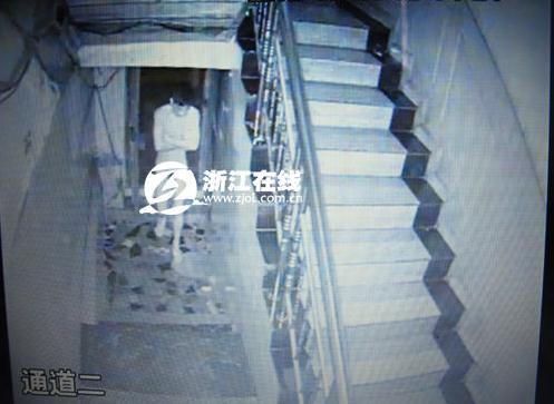 男子裸身偷女性內褲和絲襪,稱光著身子很刺激