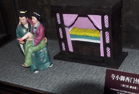 臺兒莊古城景區建武松殺嫂祭兄雕塑,潘金蓮胸部竟全裸惹爭議