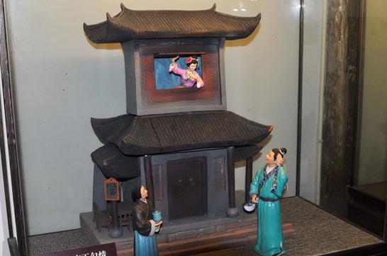西門慶簾下勾情,臺兒莊古城景區建武松殺嫂祭兄雕塑,潘金蓮胸部竟全裸惹爭議