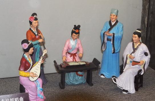獻殷勤李桂姐唱曲,臺兒莊古城景區建武松殺嫂祭兄雕塑,潘金蓮胸部竟全裸惹爭議