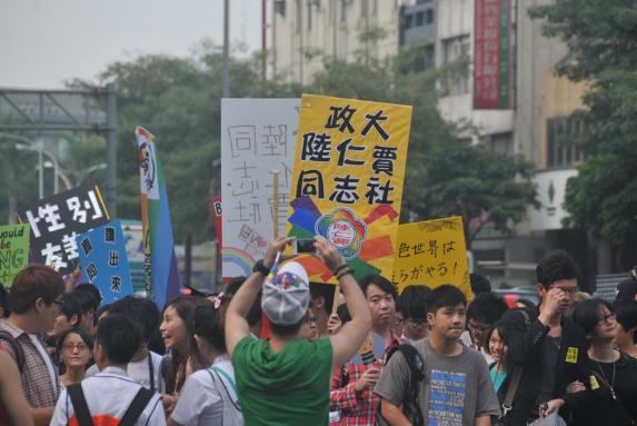 臺灣5萬名同性戀大游行,呼吁同志要婚姻平權,也要伴侶多元