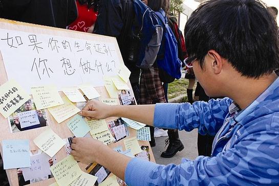 16名大學生拍遺照躺棺材體驗死亡,感慨生命可貴