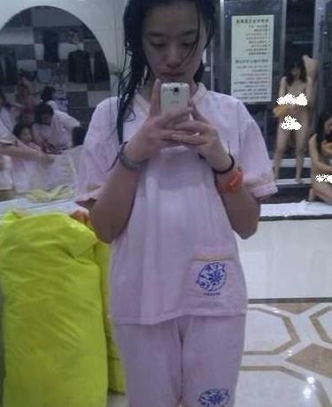 繼蘇州水霸王澡堂子女浴客全裸露點(diǎn)門后,蘇州水霸王浴室連拍孩童賣萌照,脫褲男子露臀又不幸成為背景(圖)