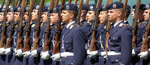 德國軍隊(duì)精英警衛(wèi)營男兵染怪病男性乳房發(fā)育癥,訓(xùn)練刻苦刺激胸部瘋長軍方調(diào)查(圖)