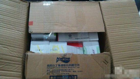 重慶一男子網購芝士和面粉收到1箱價值上萬元手機,后打電話給快遞員取回
