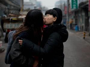 女同結婚登記遭拒憤而擁吻 與濮存昕街頭交流