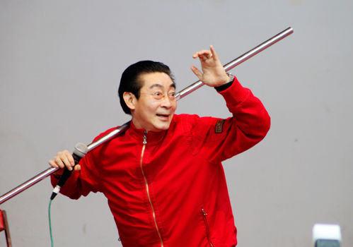 藝術家六小齡童被去世,微博轉發(fā)笑臉辟謠現(xiàn)身澄清公布造謠者QQ