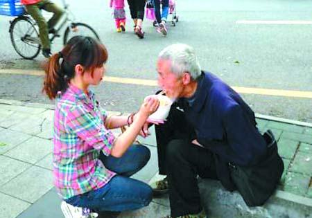 喂飯造型兩天擺兩次,深圳最美90后女孩給乞丐喂飯是商業炒作